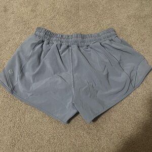 NWOT Lululemon Rhino Grey Hotty Hot Low Rise 2.5 inch Size 4
